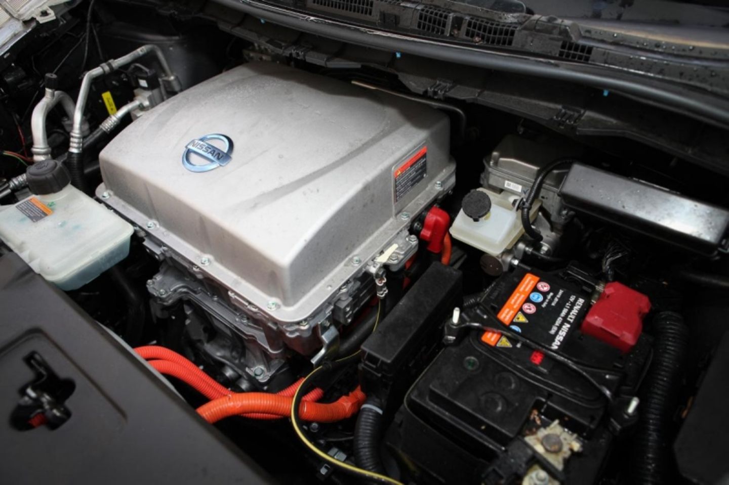 Der Elektromotor istb beim Nissan Leaf unter der Fronthaube untergebracht