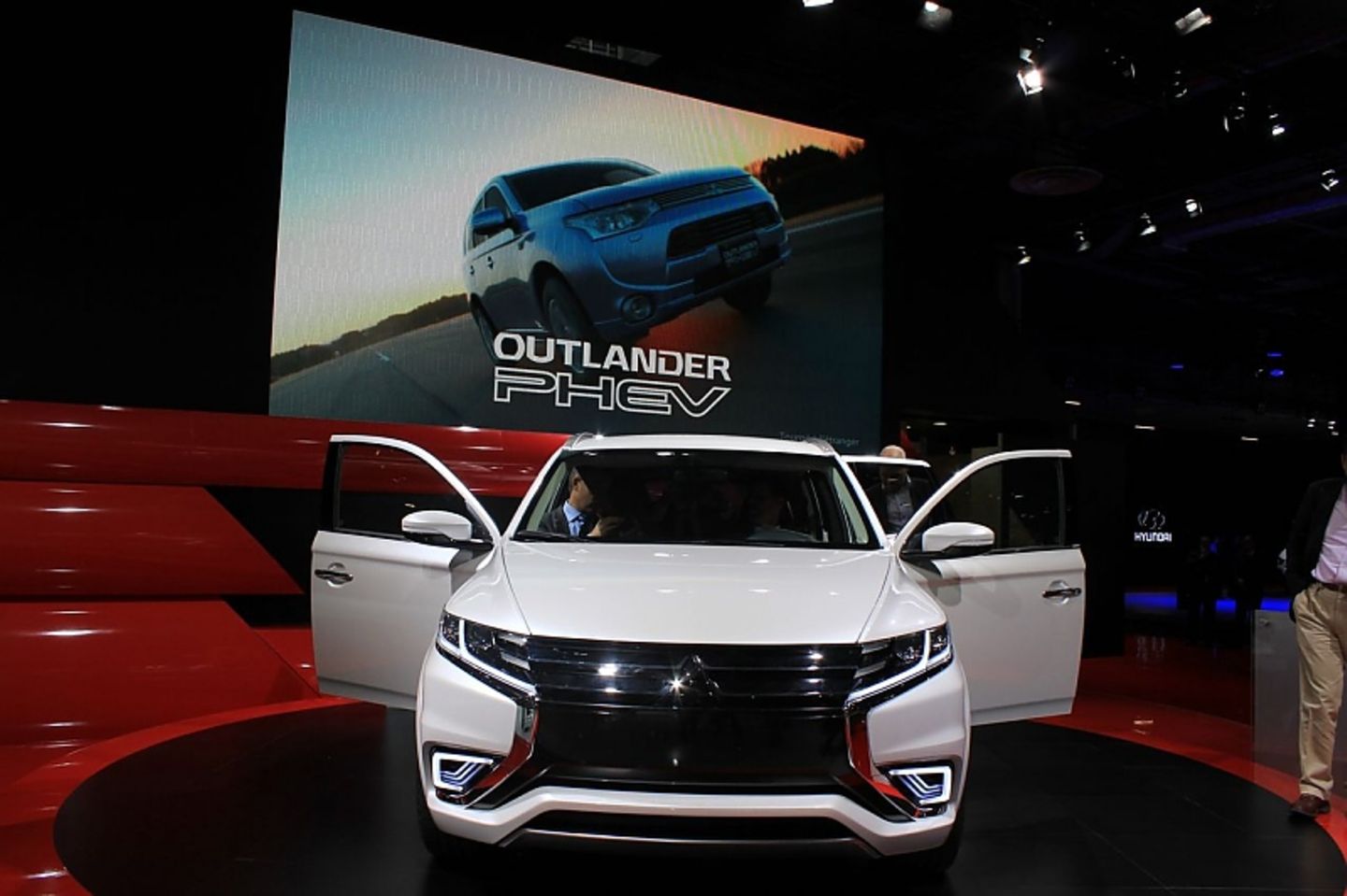 Auch Plug-in-Hybride, wie das Concept Mitsubishi Outlander, werden in Zukunft eine deutlich größere Reichweite haben