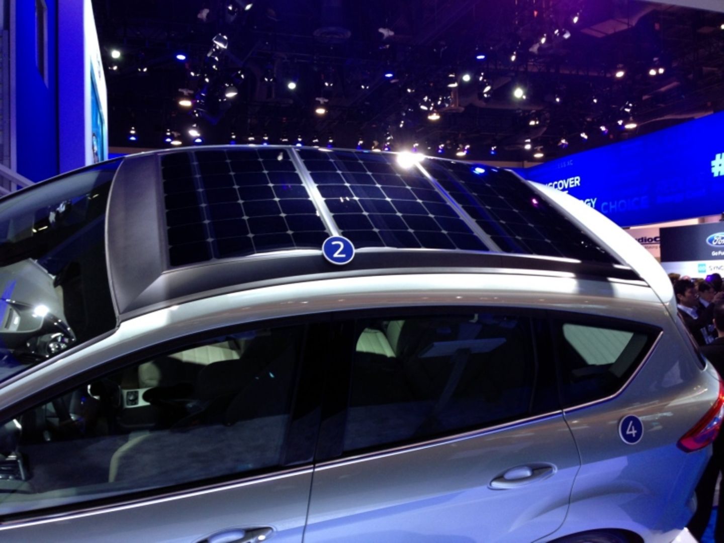 der Ford C-Max Plug-In-Hybrid hat ein Solardach, um die Batterien zu unterstützen
