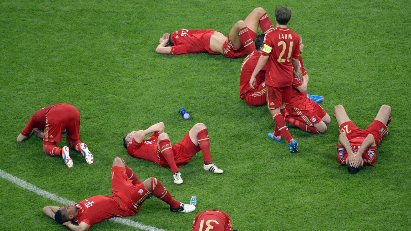 Weinende FC-Bayern-Spieler nach dem verlorenen Champions-League-Finale 2012