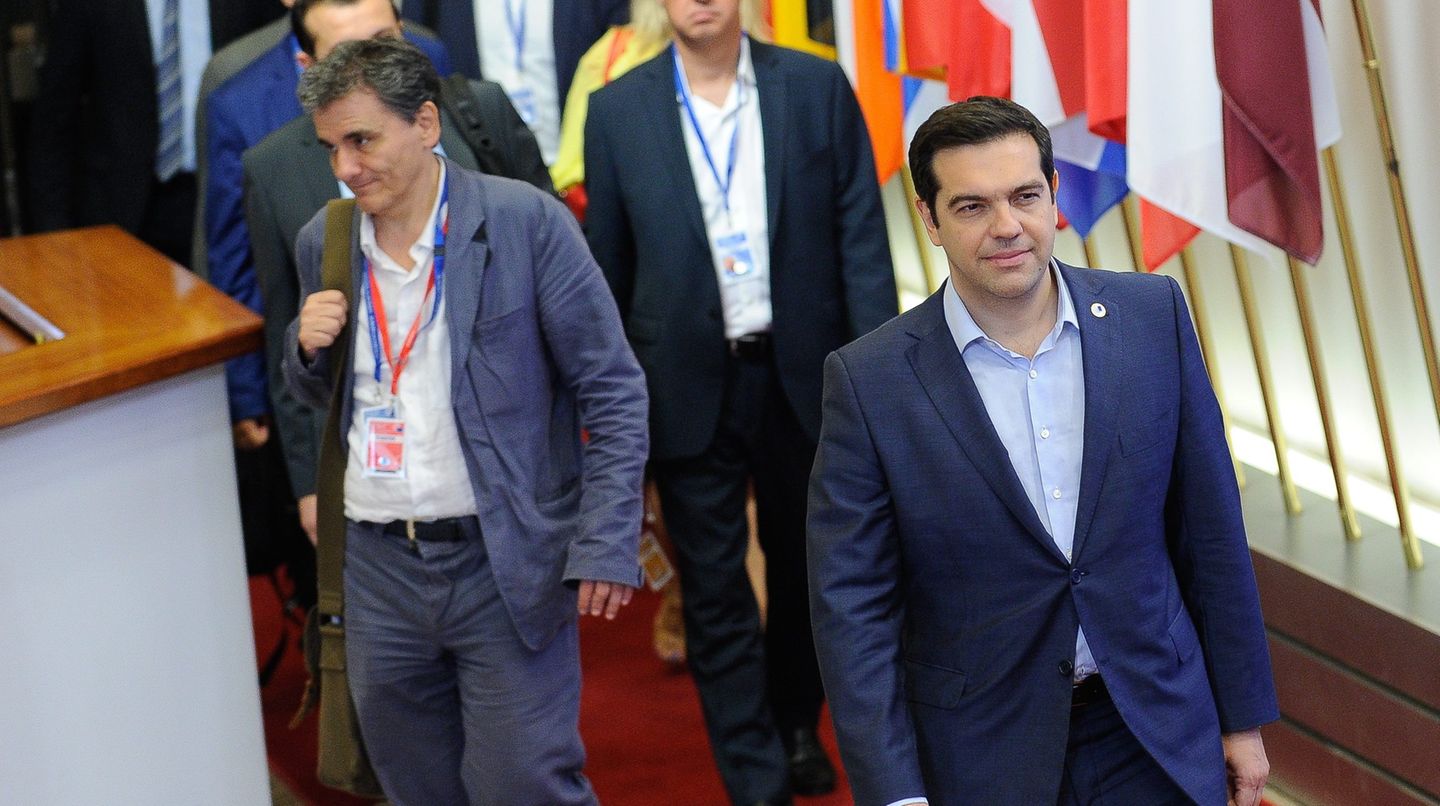 Der griechische Finanzminister Euklid Tsakalotos und sein Chef, Ministerpräsident Alexis Tsipras, nach dem Ende des Gipfels