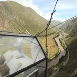 Bett mit Kopfkissen und Tiefblick