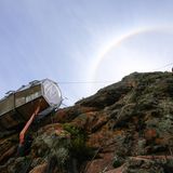 Lodge und Stahlseile in der Wand