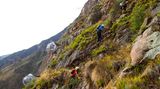 Die gläsernen Biwakschachteln in der Steilwand sind nicht einfach zu erreichen: Zur Skylodge geht es per Klettersteig.