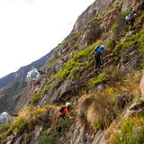 Die gläsernen Biwakschachteln in der Steilwand sind nicht einfach zu erreichen: Zur Skylodge geht es per Klettersteig.