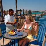 Touristin bekommt einen Drink gereicht