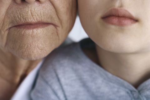 Eine alte Frau und ein junges Mädchen Wange an Wange