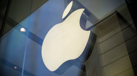 Das bekannte Apfel-Logo ist an einem Apple-Store zu sehen.
