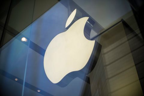 Das bekannte Apfel-Logo ist an einem Apple-Store zu sehen.