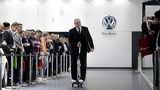 Werner Schreiber, Leiter Virtuelle Techniken in der Volkswagen-Konzernforschung, fährt auf dem Last Mile Surfer.