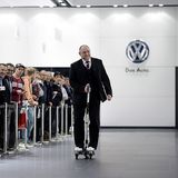 Werner Schreiber, Leiter Virtuelle Techniken in der Volkswagen-Konzernforschung, fährt auf dem Last Mile Surfer.