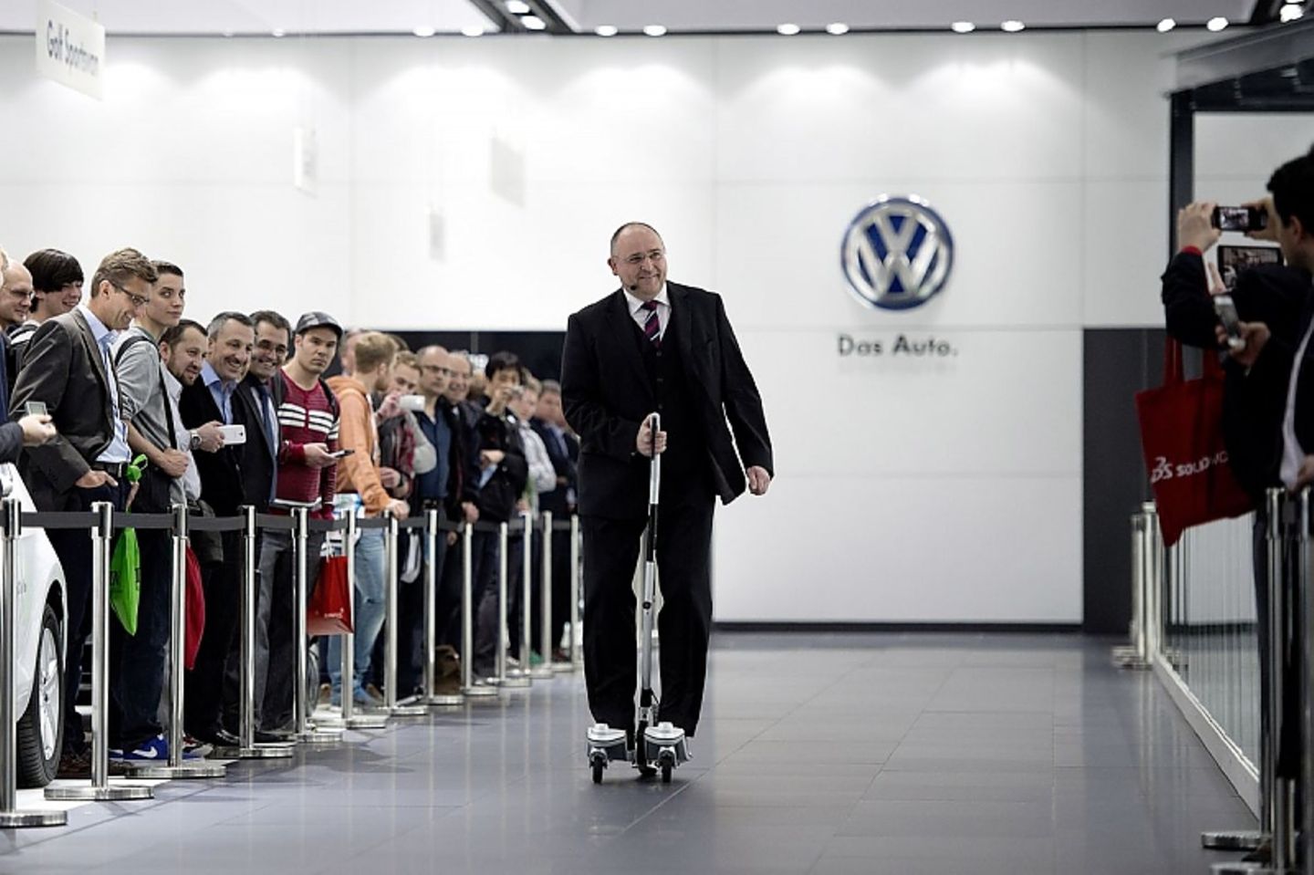 Werner Schreiber, Leiter Virtuelle Techniken in der Volkswagen-Konzernforschung, fährt auf dem Last Mile Surfer.