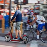 Der Fahrer beschleunigt ihn per Fußeinsatz auf eine Mindestgeschwindigkeit.