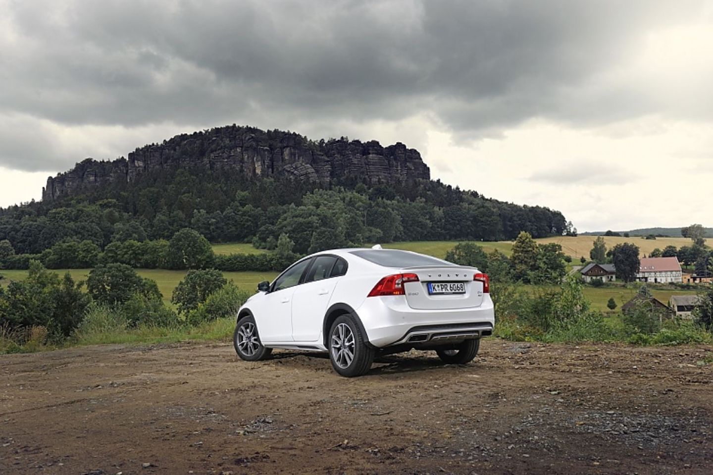 Beim Volvo S60 Cross Country stehen zwei Motoren zur Auswahl - einen Fünf- und einen Vier-Zylinder-Diesel: beide leisten 140 kW / 190 PS Beim Volvo S60 Cross Country stehen zwei Motoren zur Auswahl - einen Fünf- und einen Vier-Zylinder-Diesel: beide leisten 140 kW