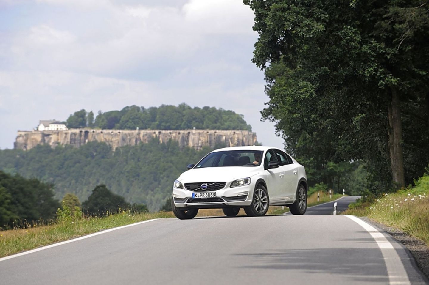 Die Karosserie des Volvo S60 CC ist um 6,5 Zentimeter höcher gelegt