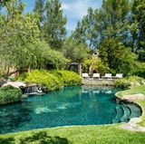 Zum Grundstück gehören Wiesen- und Waldflächen sowie ein eigener Bach und ein Wanderweg.