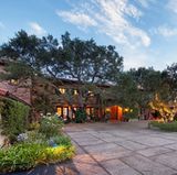 Insgesamt verfügen die Villa und das Gästehaus über eine Wohnfläche von gut 880 Quadratmetern.