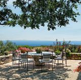 Von der Terrasse aus hat man einen Ausblick aufs Meer, den viele so nur aus Urlaubskatalogen kennen.