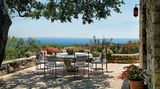 Von der Terrasse aus hat man einen Ausblick aufs Meer, den viele so nur aus Urlaubskatalogen kennen.