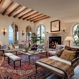 Eines der drei Wohnzimmer - natürlich mit Kamin und edlem Flügel.