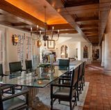 Farben und Materialien in den hohen Räumen versprühen ein mediterranes Wohngefühl.