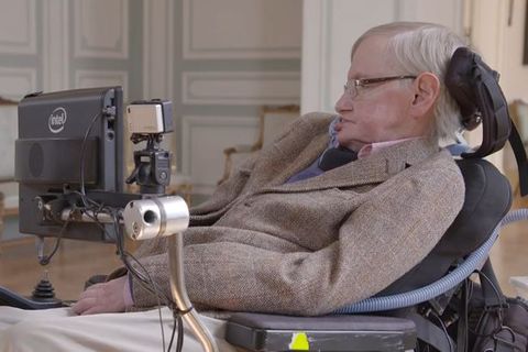 Stephen Hawking sitzt in seinem Rollstuhl mit Sprachcomputer