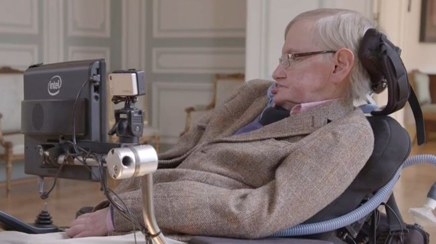 Stephen Hawking sitzt in seinem Rollstuhl mit Sprachcomputer
