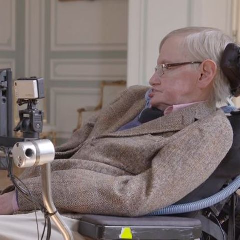 Stephen Hawking sitzt in seinem Rollstuhl mit Sprachcomputer