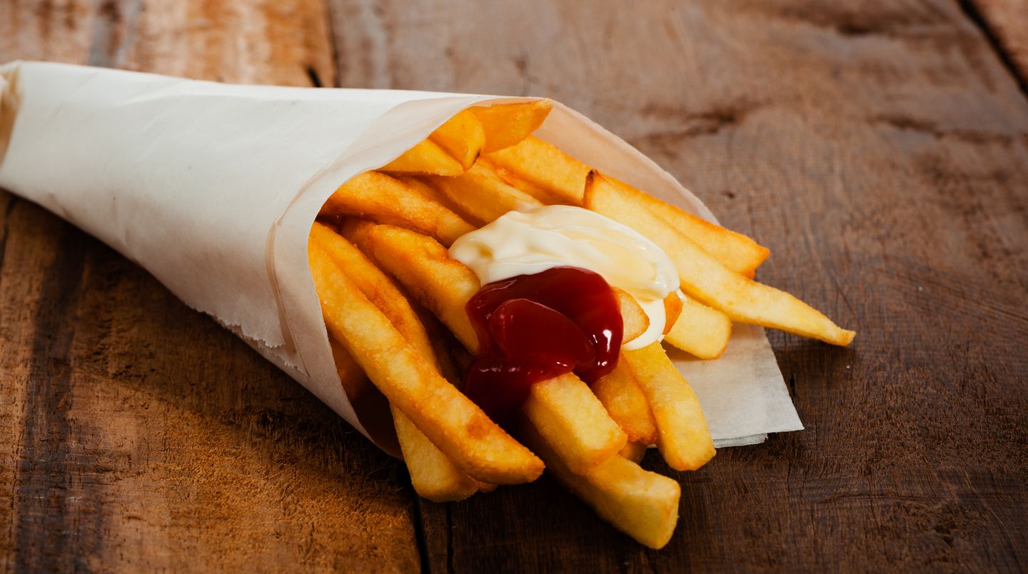 Pommes Frites mit Mayonnaise und Ketchup