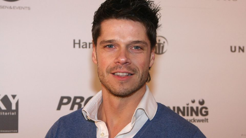 Schauspieler Stephen Dürr Schauspieler Stephen Dürr verunglückte im November 2012 beim Training zum "TV Total Turmspringen" und zog sich schwere Verletzungen an der Halswirbelsäule zu