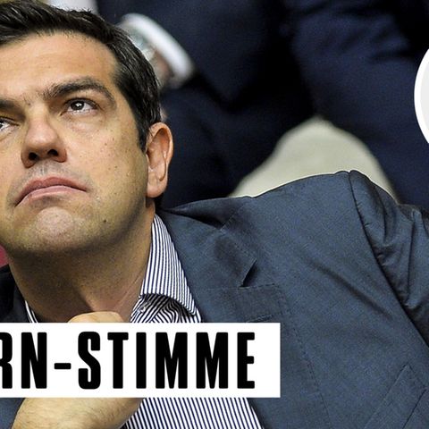 Alexis Tsipras lehnt sich auf seinem Sitz im griechischen Parlament zurück, fasst sich an den Hemdkragen und schaut nach oben.