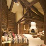 Hohe Decken mit großen Balken im Schlafzimmer