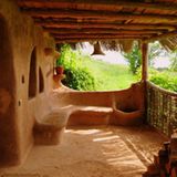 Eine Terrasse mit eingebauter Lehmbank