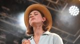 Majke Voss Romme (hier im Bild) ist Frontfrau und Songschreiberin der Band "Broken Twin" aus Dänemark . Ihre traurig schönen Kompositionen sind für Streicher, Piano, Bass und Gitarre arrangiert und von "Broken Twin" vorzüglich vorgetragen.