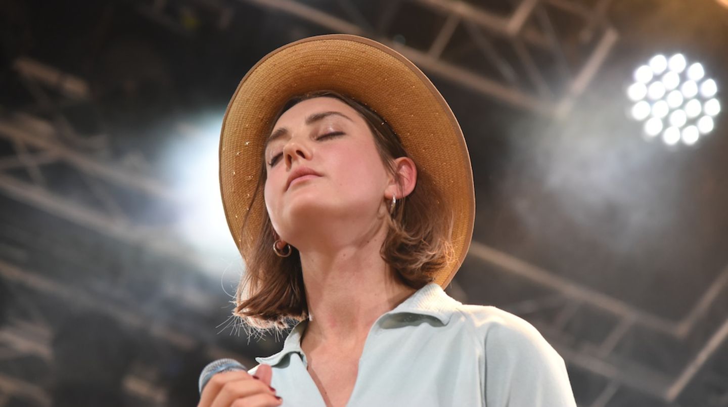 Majke Voss Romme (hier im Bild) ist Frontfrau und Songschreiberin der Band "Broken Twin" aus Dänemark . Ihre traurig schönen Kompositionen sind für Streicher, Piano, Bass und Gitarre arrangiert und von "Broken Twin" vorzüglich vorgetragen.