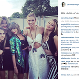 Mit den Taylor-Swift-Backstagepässen um den Hals posieren Cara und ihre Model-Freundinnen (v.l.n.r.): Kendall Jenner,  Martha Hunt, Karlie Kloss und Gigi Hadid. In der Mitte, mit Glitzerjacke: Sängerin Taylor Swift.