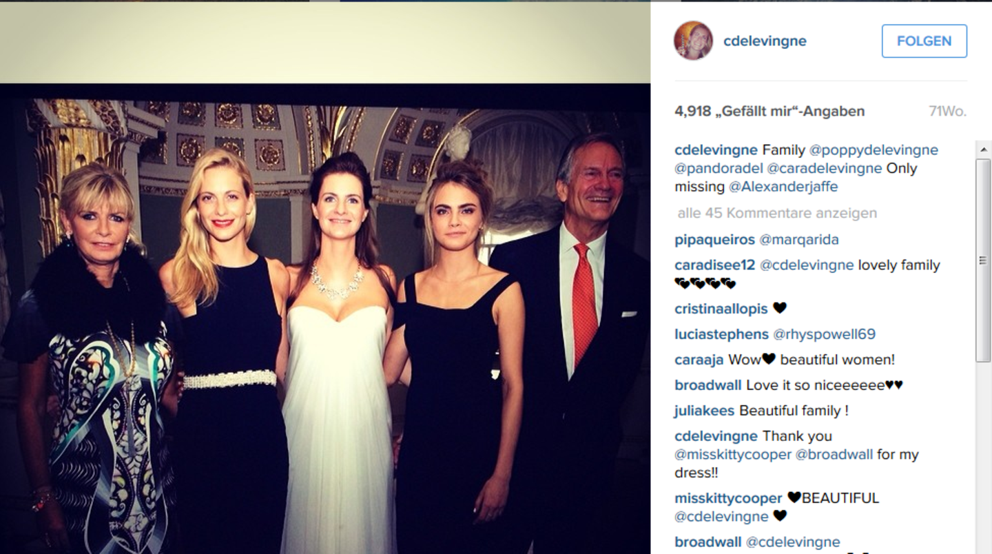 Freunde und Familie des Models: Cara Delevingne (2.v.r.) mit ihrer Familie (v.l.n.r.): Mutter Pandora Stevens, die Schwestern Poppy und Chloe sowie Vater Charles. Die Familie verkehrt in Londoner High-Society-Kreisen. Mutter Pandora war mit Sarah Ferguson seit der Schule befreundet, die Großtante Doris Delevingne eine Socialite, die in den Kreisen von Winston Churchill verkehrte. Cara Delevingne (2.v.r.) mit ihrer Familie (v.l.n.r.): Mutter Pandora Stevens, die Schwestern Poppy und Chloe sowie Vater Charles. Die Familie verkehrt in Londoner High-Society-Kreisen. Mutter Pandora war mit Sarah Ferguson seit der Schule befreundet, die Großtante Doris Delevingne eine Socialite, die in den Kreisen von Winston Churchill verkehrte.