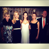 Cara Delevingne (2.v.r.) mit ihrer Familie (v.l.n.r.): Mutter Pandora Stevens, die Schwestern Poppy und Chloe sowie Vater Charles. Die Familie verkehrt in Londoner High-Society-Kreisen. Mutter Pandora war mit Sarah Ferguson seit der Schule befreundet, die Großtante Doris Delevingne eine Socialite, die in den Kreisen von Winston Churchill verkehrte.