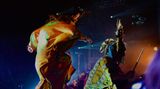 Mitternacht ist die perfekte Zeit für die Schwedische Band "Goat". Ihre Musik ist ein Mix aus Psychedelic Rock, Funk Gitarren und schamanistischem Stammes-Ritual. Der Ritual-Charakter wird durch entsprechende Kostüme und Tänze zu einer Art Séance – für Band und Publikum gleichermaßen – gesteigert.