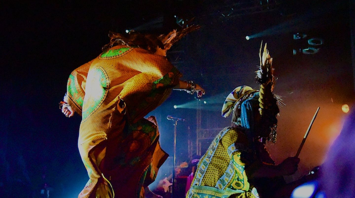 Mitternacht ist die perfekte Zeit für die Schwedische Band "Goat". Ihre Musik ist ein Mix aus Psychedelic Rock, Funk Gitarren und schamanistischem Stammes-Ritual. Der Ritual-Charakter wird durch entsprechende Kostüme und Tänze zu einer Art Séance – für Band und Publikum gleichermaßen – gesteigert.