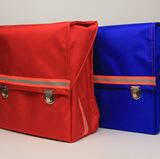 Schulranzen in den einfachen Farben blau und rot