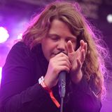 Kate Tempest ist publizierte Authorin und Dichterin. Und sie kann rappen. Inbrünstig und voll salopper Lebensweisheit. Zwischen den Songs trägt sie mit einem ähnlichen Duktus Gedichte vor und sagt den Leuten was sie denkt. Mal abgesehen vom Genre bekommt man bei der Energie dieser jungen Frau leicht den Eindruck der Reinkarnation Janis Joplins gegenüberzustehen.
