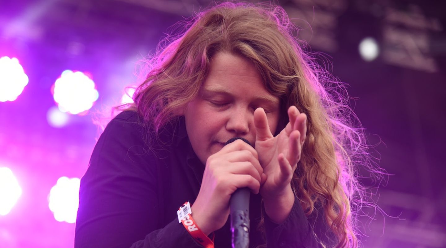 Roskilde Festival 2015: Kate Tempest ist publizierte Authorin und Dichterin. Und sie kann rappen. Inbrünstig und voll salopper Lebensweisheit. Zwischen den Songs trägt sie mit einem ähnlichen Duktus Gedichte vor und sagt den Leuten was sie denkt. Mal abgesehen vom Genre bekommt man bei der Energie dieser jungen Frau leicht den Eindruck der Reinkarnation Janis Joplins gegenüberzustehen. Kate Tempest ist publizierte Authorin und Dichterin. Und sie kann rappen. Inbrünstig und voll salopper Lebensweisheit. Zwischen den Songs trägt sie mit einem ähnlichen Duktus Gedichte vor und sagt den Leuten was sie denkt. Mal abgesehen vom Genre bekommt man bei der Energie dieser jungen Frau leicht den Eindruck der Reinkarnation Janis Joplins gegenüberzustehen.