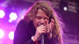 Kate Tempest ist publizierte Authorin und Dichterin. Und sie kann rappen. Inbrünstig und voll salopper Lebensweisheit. Zwischen den Songs trägt sie mit einem ähnlichen Duktus Gedichte vor und sagt den Leuten was sie denkt. Mal abgesehen vom Genre bekommt man bei der Energie dieser jungen Frau leicht den Eindruck der Reinkarnation Janis Joplins gegenüberzustehen.