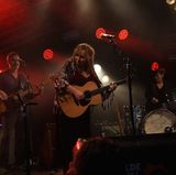 Gretchen Peters wurde vor kurzem in die Songwriter's Hall of Fame in Nashville aufgenommen. Außerdem veröffentlichte sie das Album "Blackbirds" in dem sie sich auf ihre folkig, country-rockige Weise konzeptuell mit Themen rund um Tod und Verlust auseinandersetzt.