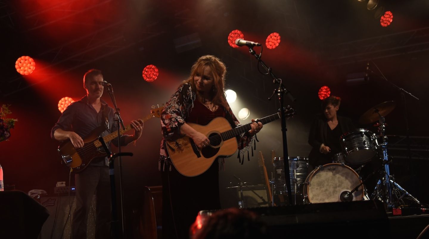 Gretchen Peters wurde vor kurzem in die Songwriter's Hall of Fame in Nashville aufgenommen. Außerdem veröffentlichte sie das Album "Blackbirds" in dem sie sich auf ihre folkig, country-rockige Weise konzeptuell mit Themen rund um Tod und Verlust auseinandersetzt.