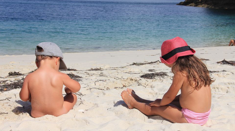 Vanessa und Victor Salzbrenner Die Kinder von Susan Salzbrenner sitzen am Strand