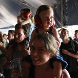 Die dänische Band "Who Made Who" gefällt allen Altersgruppen. In Roskilde haben Kinder bis zehn Jahren freien Eintritt. Zehn bis vierzehnjährige können in Begleitung Erwachsener Kinderkarten kaufen, auch wenn das Festival ausverkauft ist und erst mit 15 zahlt man den vollen Eintritt und darf auch alleine das Festival erkunden. Alkohol gibt es in Dänemark allerdings erst ab 18. 