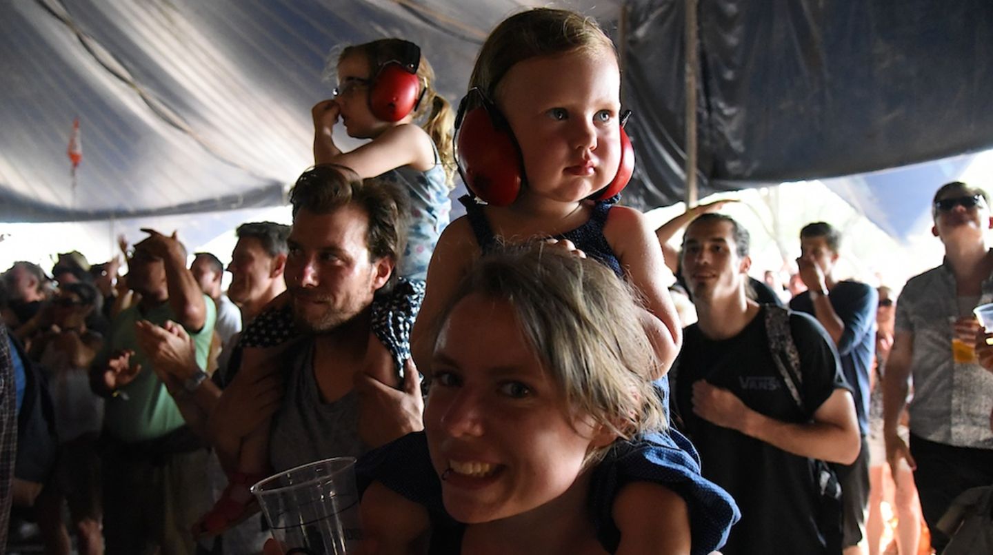Roskilde Festival 2015: Die dänische Band "Who Made Who" gefällt allen Altersgruppen. In Roskilde haben Kinder bis zehn Jahren freien Eintritt. Zehn bis vierzehnjährige können in Begleitung Erwachsener Kinderkarten kaufen, auch wenn das Festival ausverkauft ist und erst mit 15 zahlt man den vollen Eintritt und darf auch alleine das Festival erkunden. Alkohol gibt es in Dänemark allerdings erst ab 18. Die dänische Band "Who Made Who" gefällt allen Altersgruppen. In Roskilde haben Kinder bis zehn Jahren freien Eintritt. Zehn bis vierzehnjährige können in Begleitung Erwachsener Kinderkarten kaufen, auch wenn das Festival ausverkauft ist und erst mit 15 zahlt man den vollen Eintritt und darf auch alleine das Festival erkunden. Alkohol gibt es in Dänemark allerdings erst ab 18.
