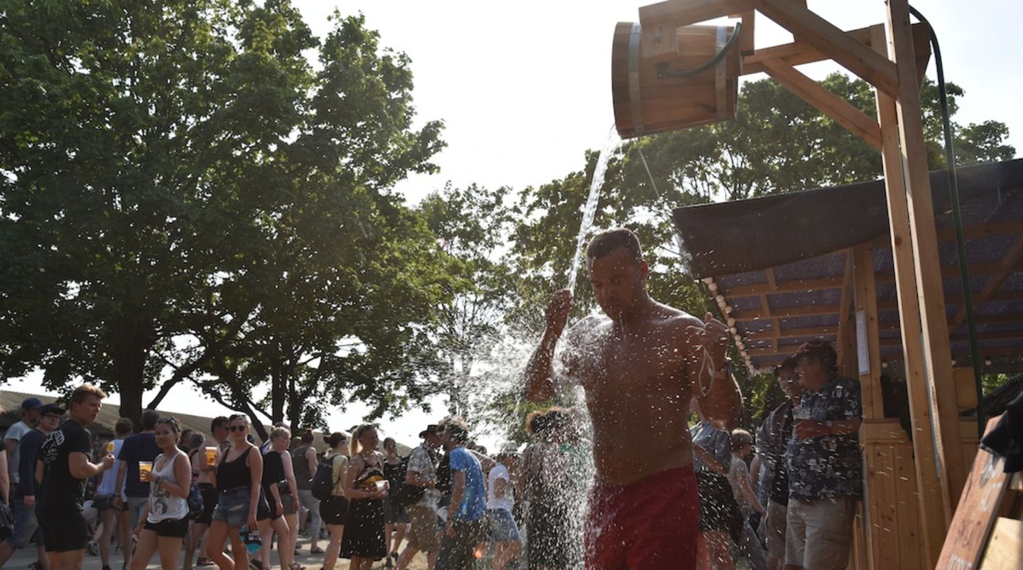 Der ursprünglich als Mutprobe gemeinte Eiswasser-Eimer an der Sauna Bar wird während der Hitzewelle zum echten Dauerbrenner...oder vielmehr Dauerkühler!?